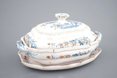 Une terrine sur son support en faïence de Bruxelles à décor kakiemon, 18ème