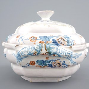 Une terrine sur son support en faïence de Bruxelles à décor kakiemon, 18ème — photo 3