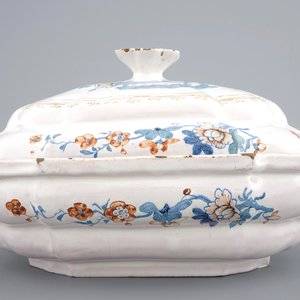 Une terrine sur son support en faïence de Bruxelles à décor kakiemon, 18ème — photo 4