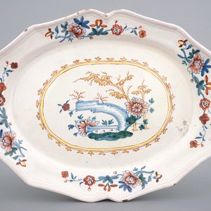 Une terrine sur son support en faïence de Bruxelles à décor kakiemon, 18ème — photo 7