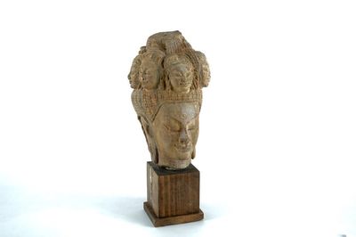 Une tête d'Avalokiteshvara en pierre sculptée sino-tibetain