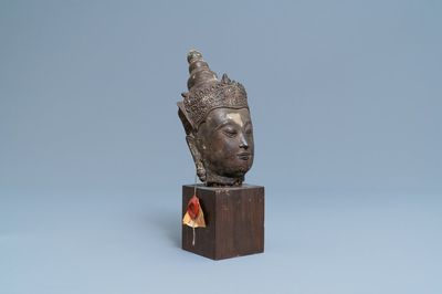 Une tête de Bodhisattva en bronze, Thaïlande, 18/19ème