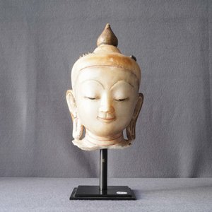 Une tête de Bouddha en albâtre doré et laqué, Birmanie, 19ème — photo 20