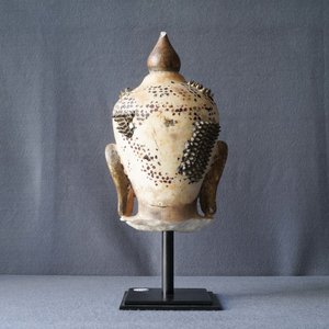 Une tête de Bouddha en albâtre doré et laqué, Birmanie, 19ème — photo 21