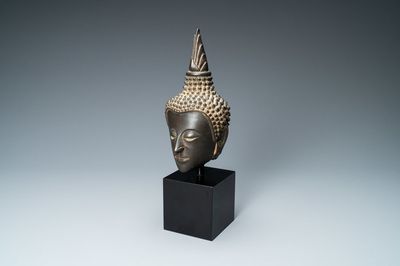 Une tête de Bouddha en bronze de style Ayutthaya, Thaïlande, 17/19ème