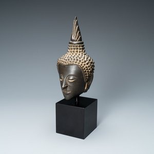 Une tête de Bouddha en bronze de style Ayutthaya, Thaïlande, 17/19ème — photo 1
