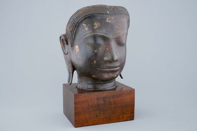 Une tête de Bouddha en bronze partiellement doré, Asie du Sud Est, 19/20ème
