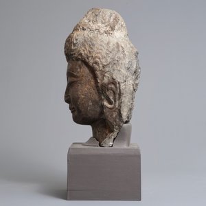 Une tête de Bouddha en pierre calcaire sculptée, Chine, Dynastie Wei du Nord (386-535) — photo 5