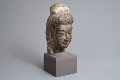 Une tête de Bouddha en pierre calcaire sculptée, Chine, Dynastie Wei du Nord (386-535)