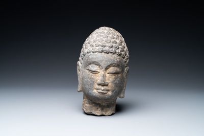 Une tête de Bouddha en pierre sculptée, Chine, Ming