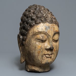 Une tête de Bouddha en pierre sculptée, traces de dorure et polychromie, Chine, Ming — photo 1