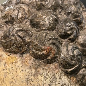 Une tête de Bouddha en pierre sculptée, traces de dorure et polychromie, Chine, Ming — photo 14