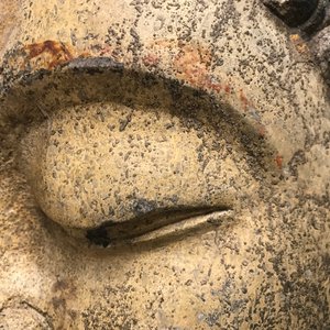 Une tête de Bouddha en pierre sculptée, traces de dorure et polychromie, Chine, Ming — photo 15