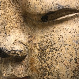Une tête de Bouddha en pierre sculptée, traces de dorure et polychromie, Chine, Ming — photo 16