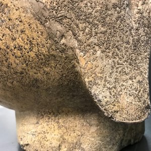 Une tête de Bouddha en pierre sculptée, traces de dorure et polychromie, Chine, Ming — photo 18