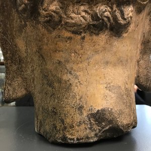 Une tête de Bouddha en pierre sculptée, traces de dorure et polychromie, Chine, Ming — photo 22