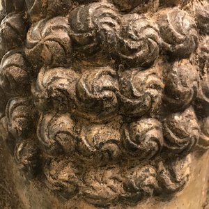 Une tête de Bouddha en pierre sculptée, traces de dorure et polychromie, Chine, Ming — photo 23