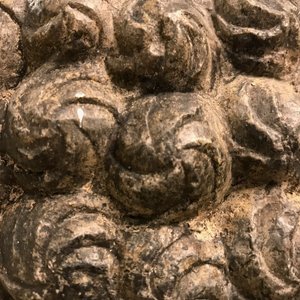 Une tête de Bouddha en pierre sculptée, traces de dorure et polychromie, Chine, Ming — photo 24