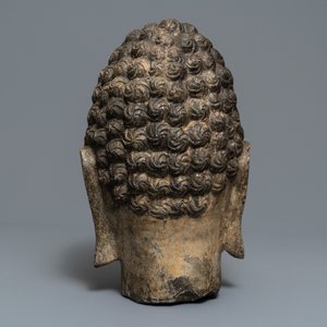 Une tête de Bouddha en pierre sculptée, traces de dorure et polychromie, Chine, Ming — photo 4