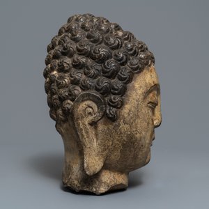 Une tête de Bouddha en pierre sculptée, traces de dorure et polychromie, Chine, Ming — photo 5