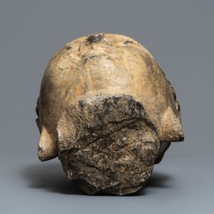 Une tête de Bouddha en pierre sculptée, traces de dorure et polychromie, Chine, Ming — photo 7