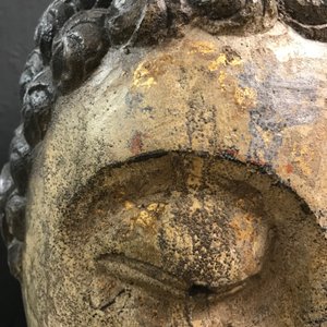 Une tête de Bouddha en pierre sculptée, traces de dorure et polychromie, Chine, Ming — photo 9