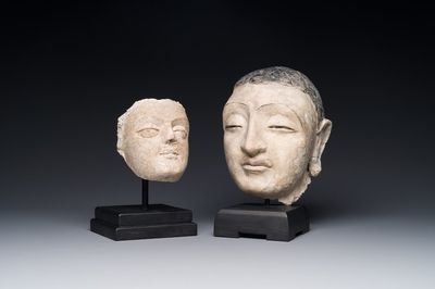 Une tête de Bouddha et une rare tête de Bouddha Skyamuni en stuc, Gandhara, 4ème