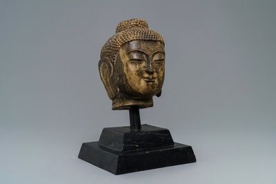 Une tête de Bouddha Shakyamuni en pierre sculptée, Chine, Ming ou après