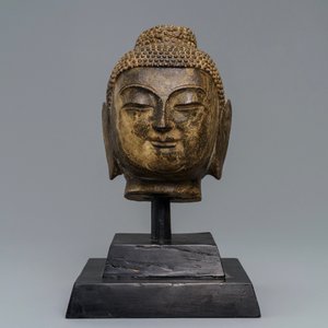 Une tête de Bouddha Shakyamuni en pierre sculptée, Chine, Ming ou après — photo 2
