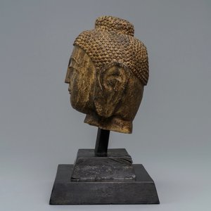 Une tête de Bouddha Shakyamuni en pierre sculptée, Chine, Ming ou après — photo 5