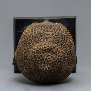 Une tête de Bouddha Shakyamuni en pierre sculptée, Chine, Ming ou après — photo 6