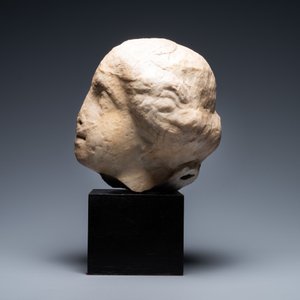 Une tête de femme en marbre, époque romaine, 2/3ème — photo 4