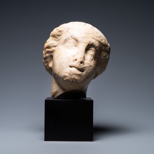 Une tête de femme en marbre, époque romaine, 2/3ème — photo 5