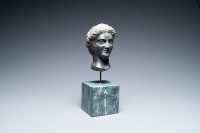 Une tête de femme en marbre noire, époque romaine, 2/4ème