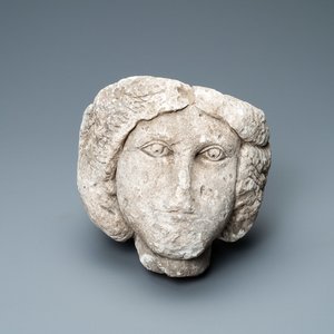 Une tête de femme en pierre calcaire sculptée, 16ème — photo 1