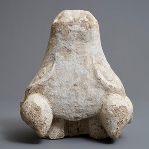 Une tête de fontaine en forme de buffle en pierre sculptée, 17/18ème — photo 6