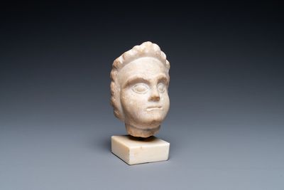 Une tête de garçon en marbre, époque romaine, 2/4ème