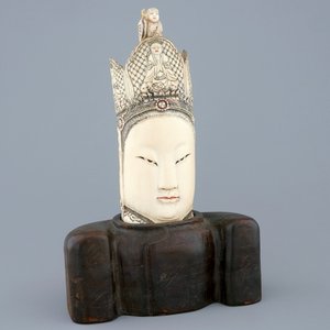 Une tête de Guanyin en ivoire sculpté sur socle en bois, Chine, 19ème — photo 1