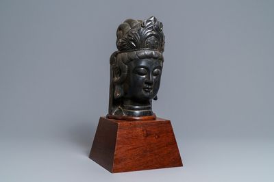 Une tête de Guanyin en pierre sculptée, Chine, prob. Ming