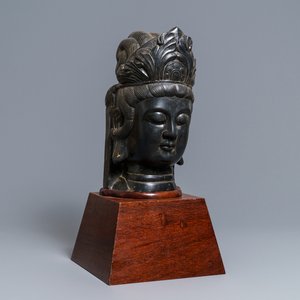 Une tête de Guanyin en pierre sculptée, Chine, prob. Ming — photo 1