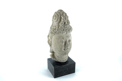 Une tête de Guanyin en pierre sculptée sino-tibetain