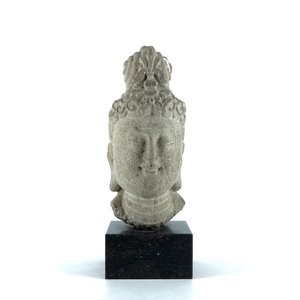 Une tête de Guanyin en pierre sculptée sino-tibetain — photo 2