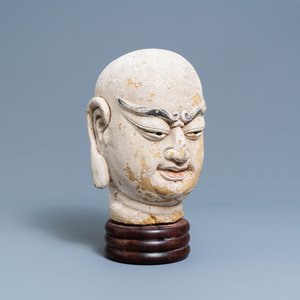 Une tête de Luohan en grès polychromé, Chine, Ming — photo 1