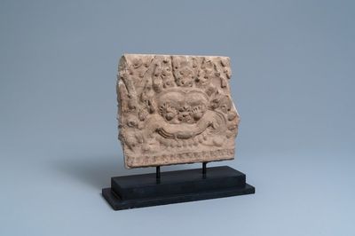 Une tête de Mahakala en pierre sculptée de style Khmer, Cambodge, 15ème ou après