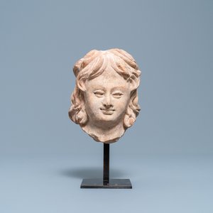 Une tête de personnage masculin en terre cuite de style hellénistique, Inde, Gandhara, 2ème/4ème — photo 2