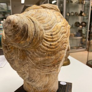 Une tête de satyre en marbre, époque romaine, 2/3ème — photo 12