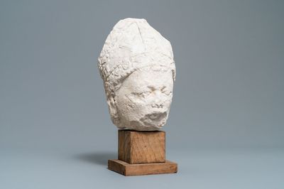 Une tête d'évêque en pierre sculptée, France, 14/15ème