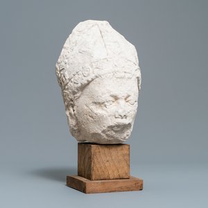 Une tête d'évêque en pierre sculptée, France, 14/15ème — photo 1