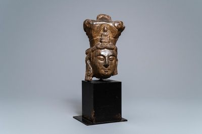 Une tête d'une Bodhisattva en pierre sculptée, Chine, prob. Ming