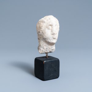 Une tête masculine en pierre sculptée, probablement France, 15ème — photo 1